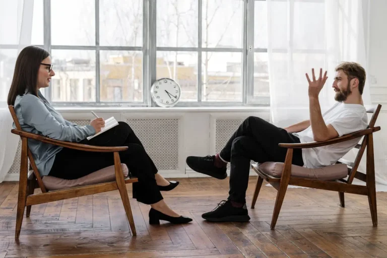 What is the Difference Between a Psychologist & Psychiatrist